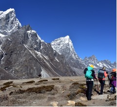 エベレスト登山者&ldquo;自身の排泄物掃除&rdquo;義務化、下山時に便袋チェック