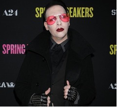 マリリン・マンソン、撮影でヒルを口に入れる