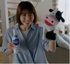長澤まさみが&ldquo;牛&rdquo;のパペットに挑戦、「カルピス」CMで久しぶりのお母さん役