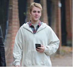 ジャスティン・ビーバーがファン殴打、出血も