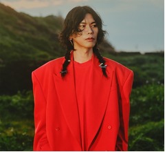 草原に立ちすくむ&ldquo;三つ編み&rdquo;の米津玄師、朝ドラ「虎に翼」主題歌のアー写初公開