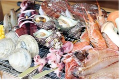 サザエやホタテなど食べ放題、沼津「漁師小屋」で新鮮な貝をたらふく。