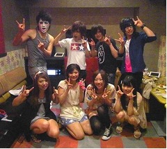 金爆がカラオケ女子会に乱入、ライブさながらのパフォーマンスで熱唱。