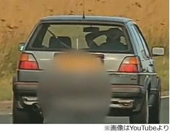 時速100キロで&ldquo;手放し&rdquo;運転、頭に両手置きストレッチしていた？
