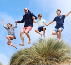 &ldquo;ウィリアム皇太子＆王子＆王女&rdquo;みんなでジャンプショット、キャサリン妃が撮影