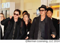 ブラピが1年3か月ぶりに来日、羽田空港に熱狂的なファン400人が集結。