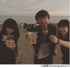 ゲス川谷絵音が夏満喫、仲良し3人組ショット