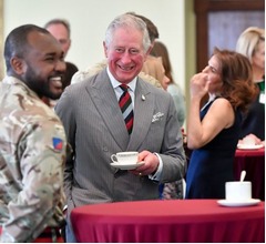 チャールズ国王、子供の頃から今も持ち歩く&ldquo;テディベア&rdquo;