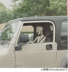 &ldquo;ガイコツが運転する車&rdquo;出没「この世も地獄みたいなものだしな」。