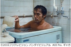 阿部寛&ldquo;実家団地&rdquo;入浴シーン、是枝監督最新作の場面写真一斉解禁。