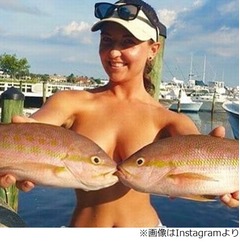 この夏のトレンドは&ldquo;魚ブラ&rdquo;、釣った魚で胸を隠す女性たちが続出。
