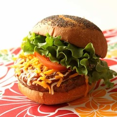 沖縄限定の「タコスバーガー」、ハワイ生まれのクア・アイナが沖縄上陸。