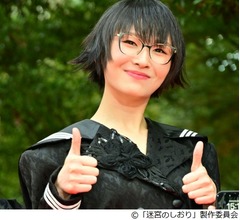 新しい学校のリーダーズ・SUZUKA、セーラー服にアレンジ&ldquo;燕尾服&rdquo;ジャケット姿
