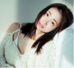 上戸彩「頭も体もフル回転」15年ぶり写真集、ロングインタビューも