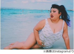 渡辺直美がセクシーな水着写真、海岸で胸の谷間がガッツリ露わに。