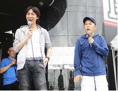 ナイナイANNファン4000人が列、地元・大阪でムック本発売イベント。