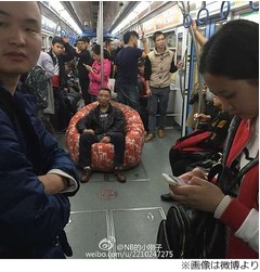 モノレール車内に&ldquo;皇帝&rdquo;出現、大きなビーズクッション持参し寝る。