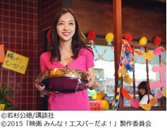 ともちんが大胆ミニスカート姿、園子温監督のオファーでカメオ出演。