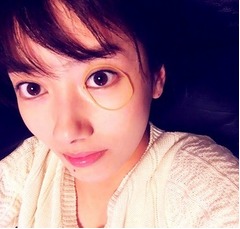 波瑠が「輪ゴムで和を願う」姿を公開