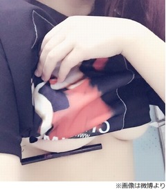 突如&ldquo;下乳にペン挟む&rdquo;ブーム、中国ネットで盛り上がり世界で話題に。