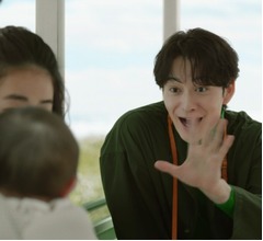 &ldquo;赤ちゃんに優しく寄り添う&rdquo;岡田将生、CM撮影では進んであやすシーンも