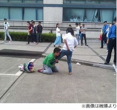 【写真】求婚拒絶され諦められない男、相手の女性にしがみついて離れず。