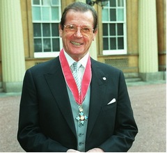 「007」7作品で&ldquo;ジェームズ・ボンド&rdquo;演じたロジャー・ムーアの墓壊される