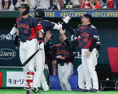 大谷を迎える井端監督　野球