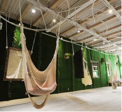 カットもシャンプーもハンモックで行う美容室