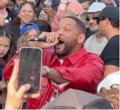 突然駅前に現れたウィル・スミスが歌い始める、さらに著名歌手も加わり現場騒然