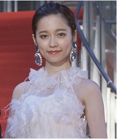 純白ドレス姿の&ldquo;女優ぱるる&rdquo;、初のレッドカーペットで満面の笑み。