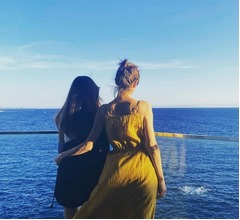 高岡早紀、娘と海眺める後ろ姿に「まるで映画のワンシーン」