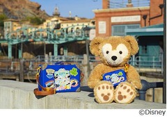 TDSのスーベニア付きメニュー、トランク型ポップコーンバケットなど。