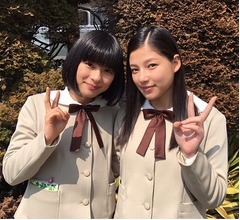 芳根京子が石井杏奈と&ldquo;ピースショット&rdquo;