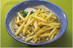 衝撃の&ldquo;フライドポテトそば&rdquo;、ポテトの塩味と油で新たな味わいの出汁に。