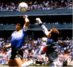 マラドーナ&ldquo;神の手&rdquo;ゴールのユニフォーム、11億円超に