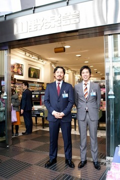 スキマスイッチが1日店員体験、スーツや制服姿でアルバム特典手渡し。