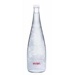 今年も「エビアン」限定ボトル、デザインはエリー・サーブ氏が担当。