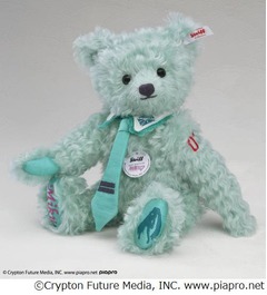 初音ミクの最高級テディベア、シュタイフとコラボした限定1,500体。