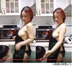 母親が子供の前で&ldquo;裸エプロン&rdquo;、批判殺到