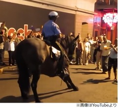 ストリートジャズに合わせて踊る&ldquo;観客&rdquo;が話題