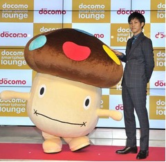 松坂桃李がドコモダケなでなで、スマホラウンジ名古屋オープンで。