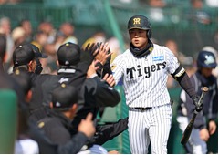 迎えられる中川