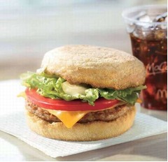 朝マックに夏季限定マフィン、新鮮野菜とソーセージパティをサンド。