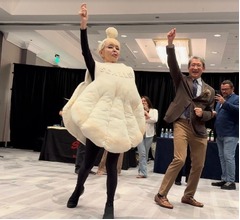 研ナオコ、ホタテになる&hellip;「スタイル抜群」「脚が細い」など反響