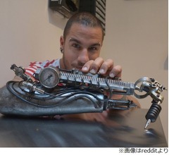 タトゥー職人の&ldquo;特別な義手&rdquo;クールと話題