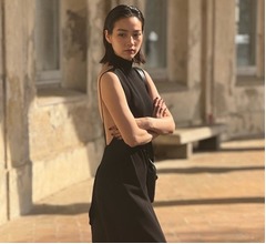 のん&ldquo;黒のロングドレス&rdquo;着こなす姿に反響「別格の美女」「美し過ぎる」、ミラノで撮影