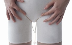 股間にぶら下げるアクセサリー、太ももの&ldquo;魅惑の隙間&rdquo;を皮肉る。