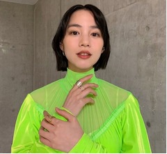 のん&ldquo;ショートボブ&rdquo;の新ヘアスタイルに、春らしい鮮やかな色のロングドレス姿に反響