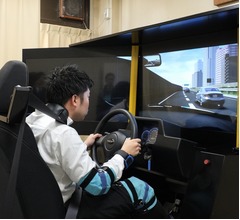 高齢ドライバーの逆走防止へ、教習所で&ldquo;三世代免許&rdquo;講義